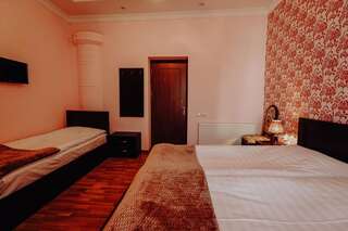 Отель Hotel Eurica Кутаиси Трехместный номер с балконом-5